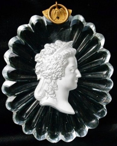 Mdaillon en cristallo crame (sulphite) reprsentant le profil de la reine MArie Antoinette - Origine : Cristallerie du Creusot dbut du XIXme sicle.