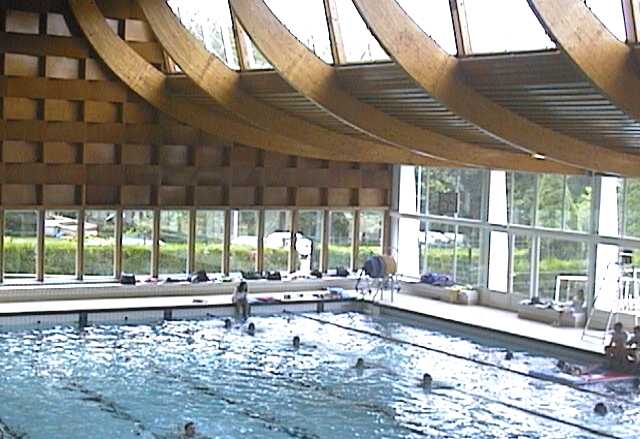 la piscine du Creusot offre plusieurs bassins (en intrieur et extrieur) qui sont  la disposition du public, des scolaires clubs et associations.